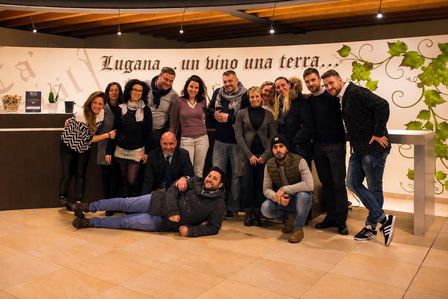 Corsisti in visita in cantina davanti al muro della Lugana
