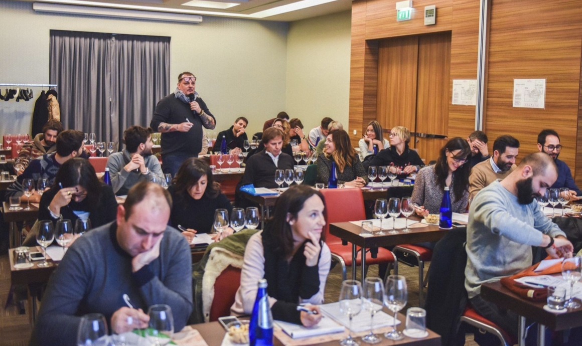 Stefano Cremonese conduce una lezione del corso al microfono