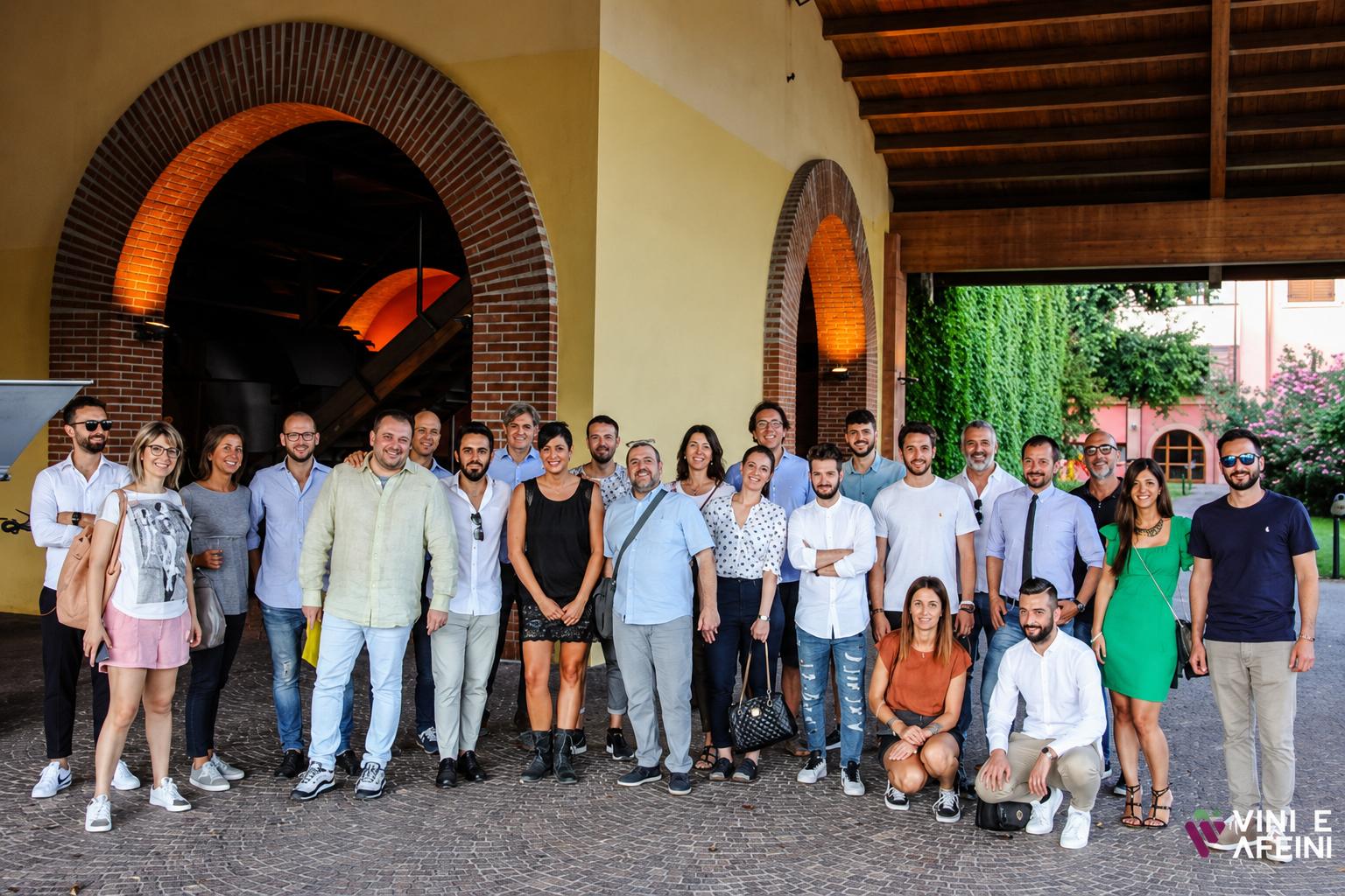 Foto di gruppo dei corsisti con gli attestati di partecipazione