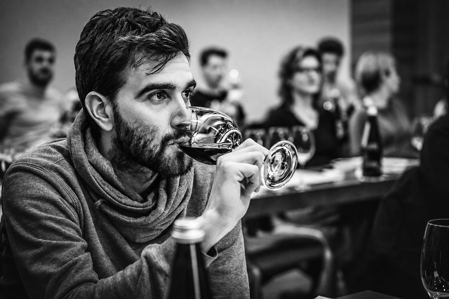 Corsisti concentrati mentre degustano al tavolo