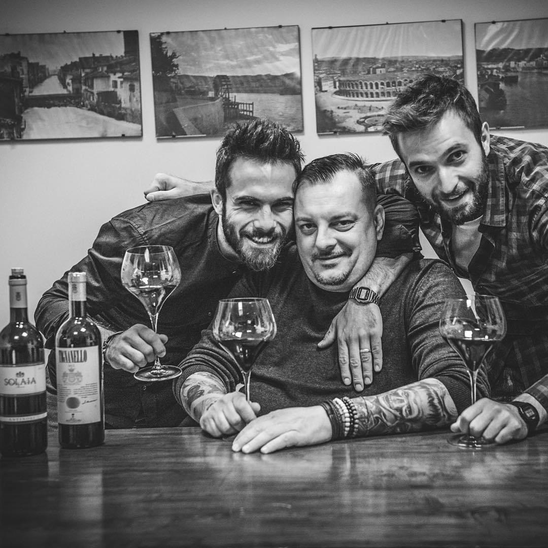 Stefano Cremonese con due studenti durante una degustazione